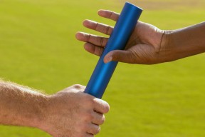 开云体育APP下载-卫冕冠军广州队挑战新赛季目标，2025赛季展望，新赛季广州队新加入球员的名单